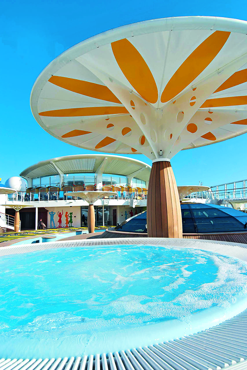 Familie genießt eine Kreuzfahrt am Pool